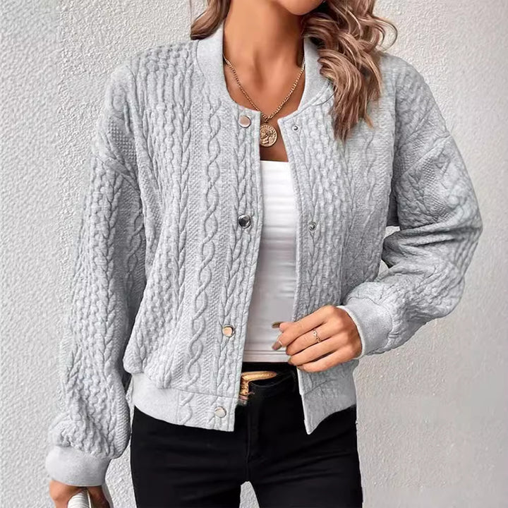 Cardigan pour femmes avec un élégant motif en torsades et fermeture à boutons-pression Chic & Stil