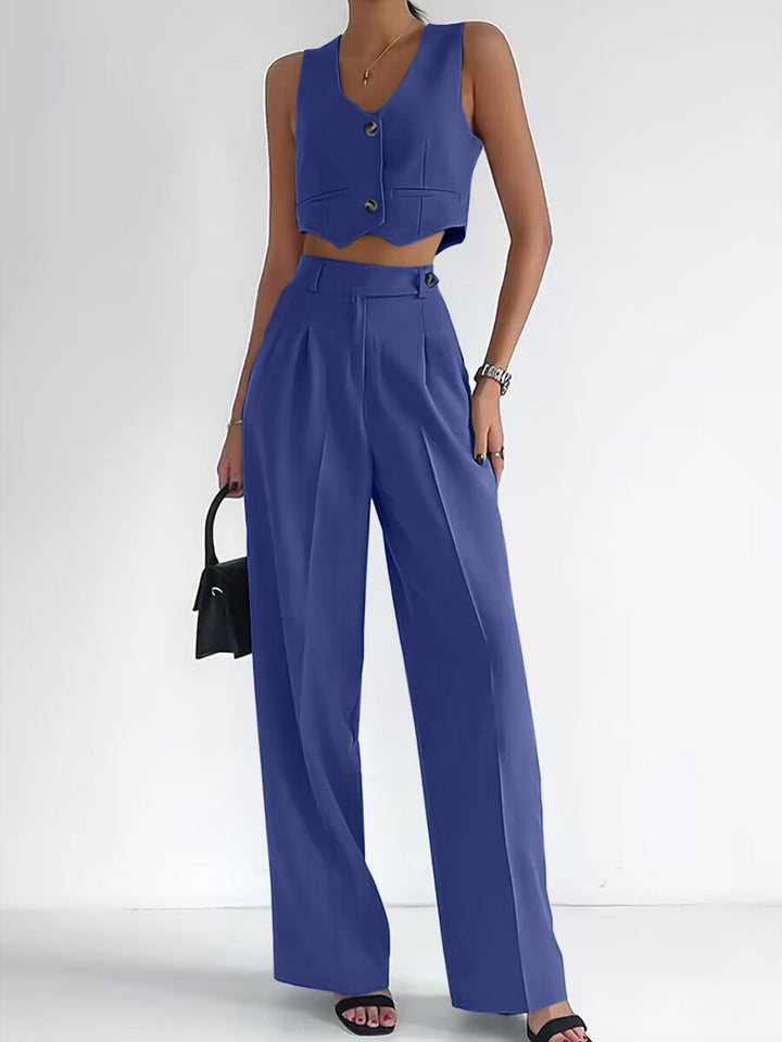 Women's trendy two-piece set with mid-calf pants and modern crop top Lune London