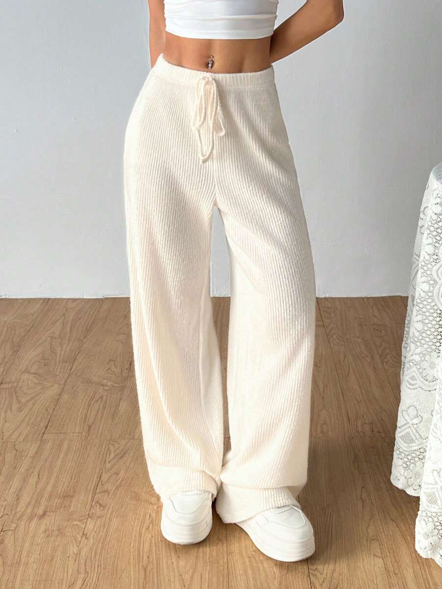 Casual loose-fit leisure pants for women in soft structured material Lune London