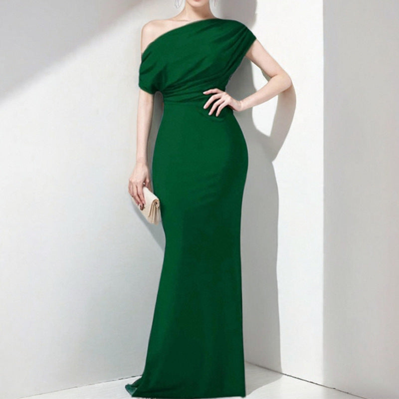 Robe maxi élégante pour femme avec décolleté asymétrique et coupe ajustée Chic & Stil