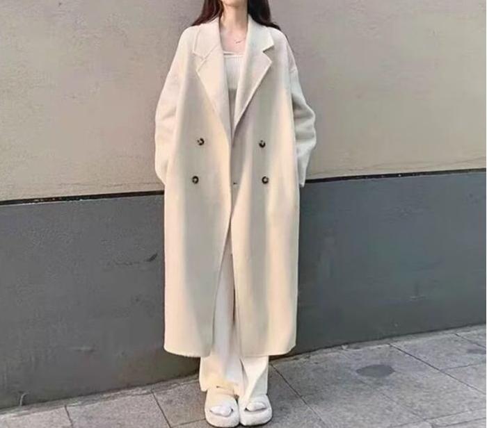 Manteau en laine élégant et doux pour femmes avec patte de boutonnage double. Chic & Stil