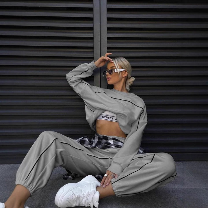 Women Modern Leisure Set with Short Top and Wide Pants Lune London