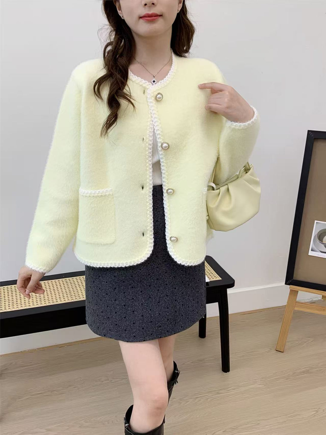 Cardigan féminin élégant avec patte de boutonnage décorative et poches