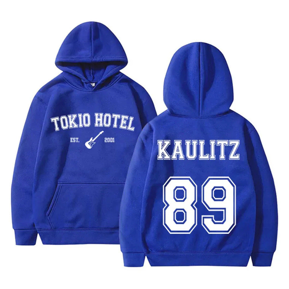 Women's hoodie with modern band design and comfortable fit Chic & Stil