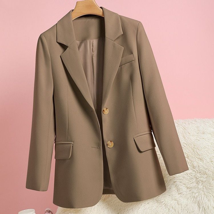 Blazer élégant pour femmes avec une coupe intemporelle et des détails de bouton doré Chic & Stil