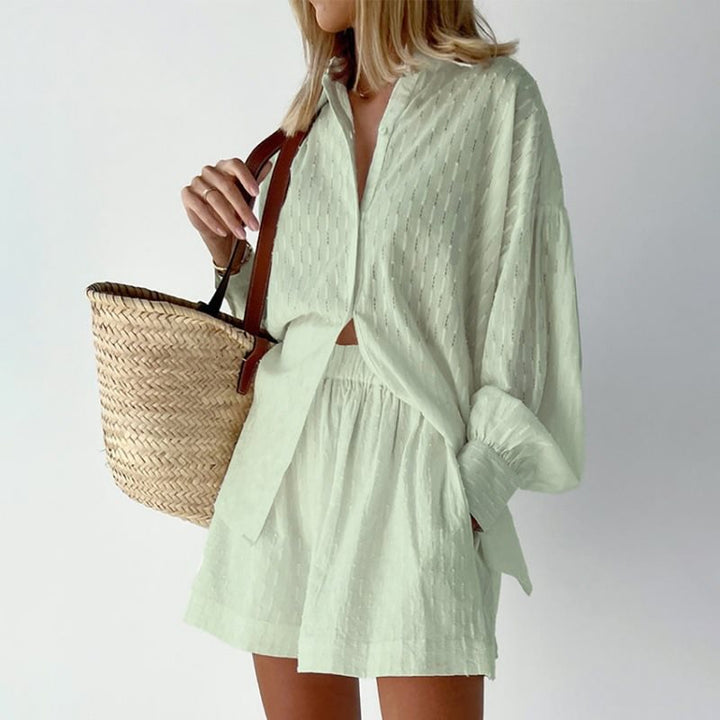 Oversized casual shirt for women with structure and chic and stylish short shorts