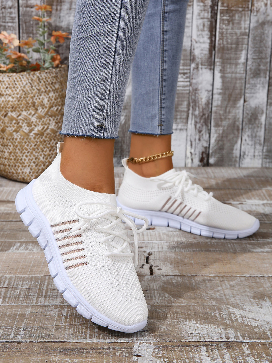 Women's sports shoes with breathable knit upper Lune London