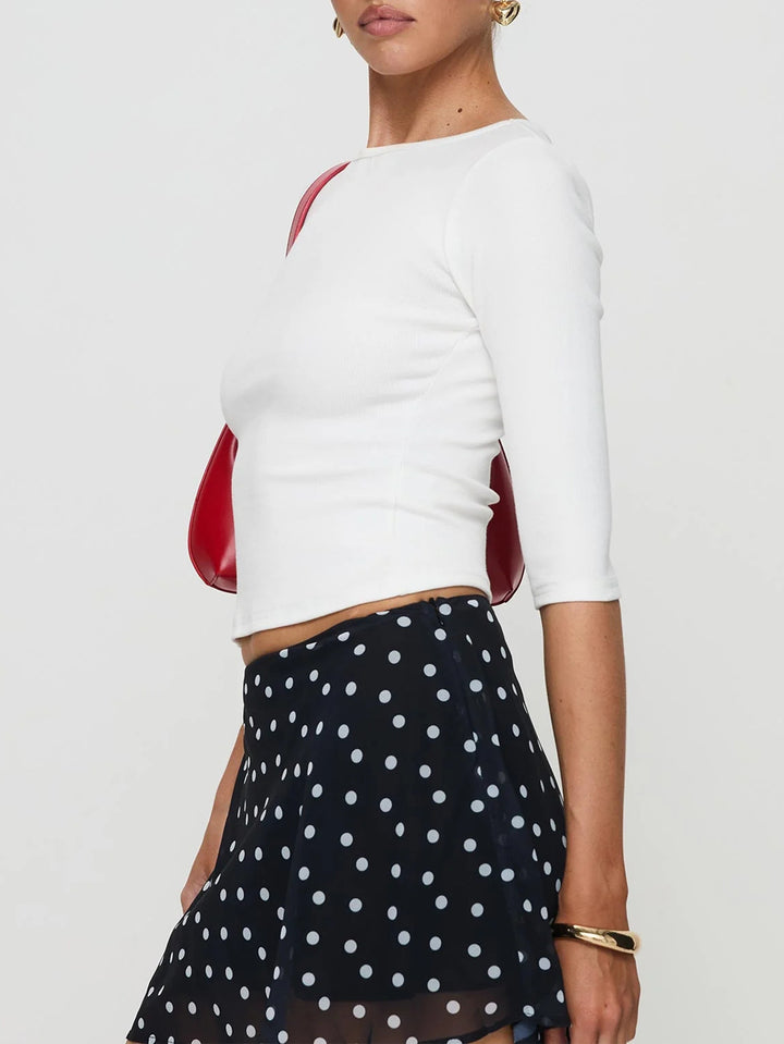 Chemise à manches longues coupée pour femmes avec un col rond élégant et une coupe flatteuse.