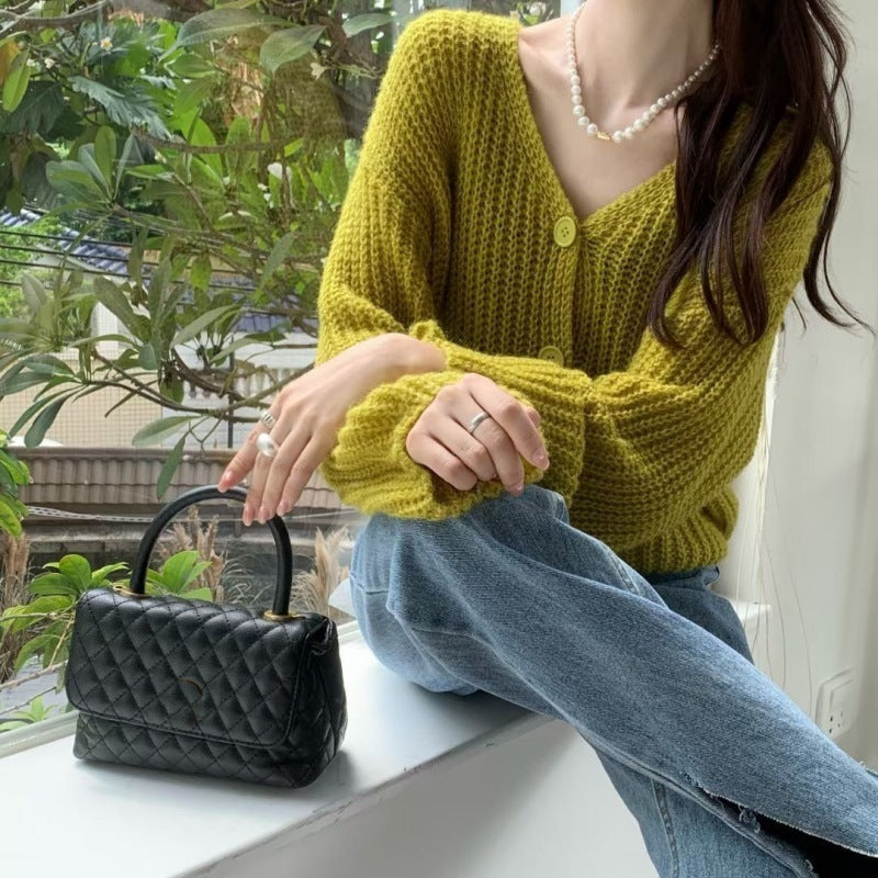 Cardigan pour femmes avec des manches surdimensionnées et détail de bouton Chic & Stil