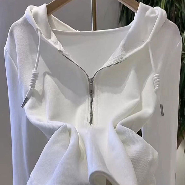 Women's casual hoodie with half zipper and modern cut Chic & Stil