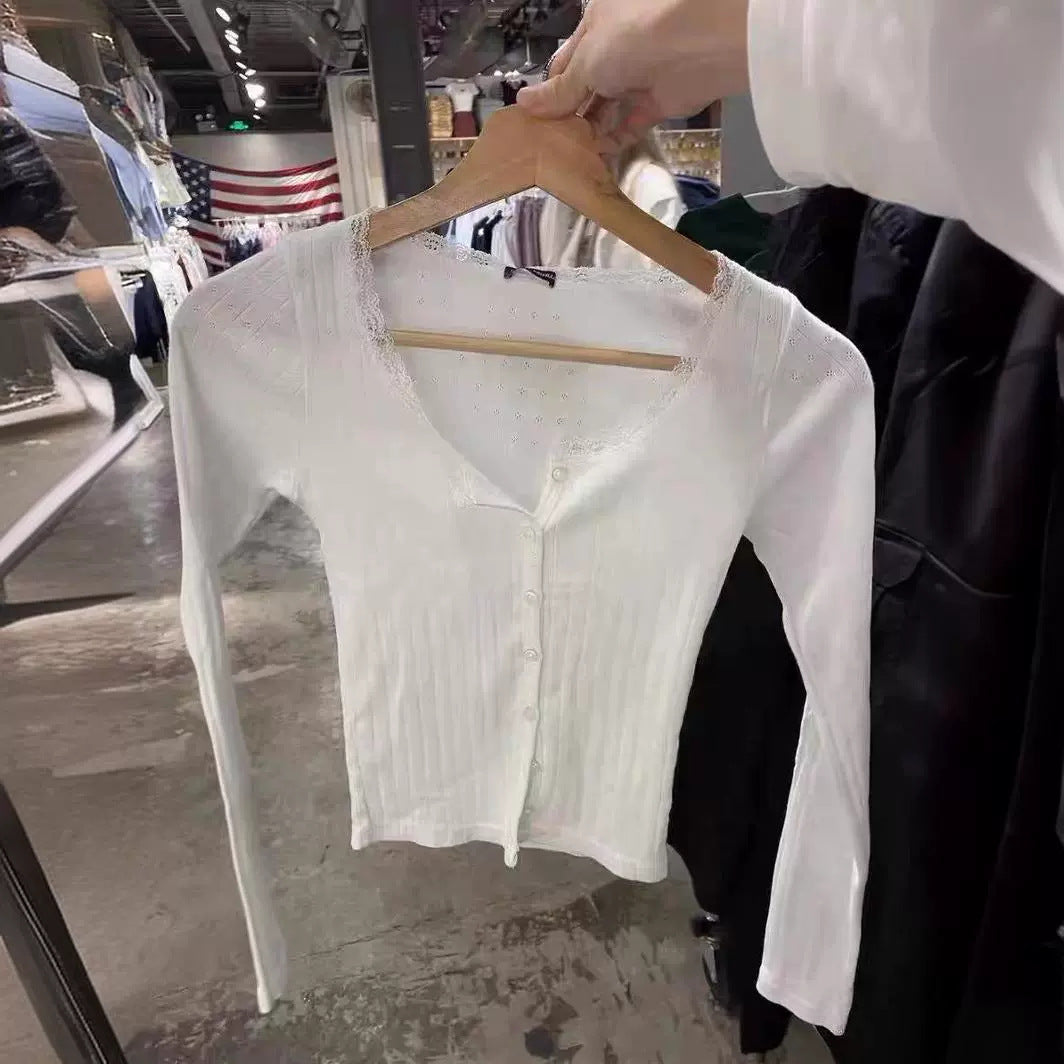 Chemisier féminin à manches longues fines avec délicate embellissement en dentelle Chic & Stil