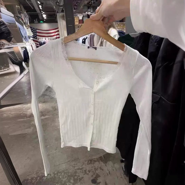 Chemisier féminin à manches longues fines avec délicate embellissement en dentelle Chic & Stil