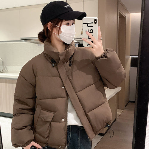 Trendy short women's jacket with insulating filling and practical pockets