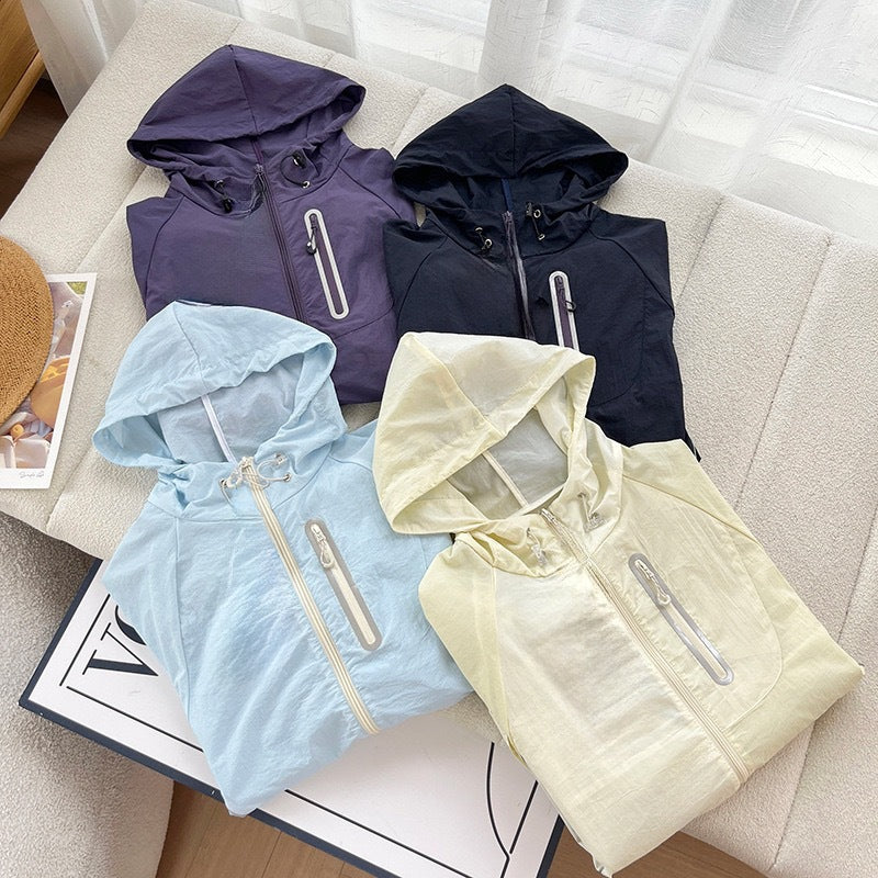 Veste de sport légère pour femmes avec capuche innovante et propriétés respirantes Chic & Stil