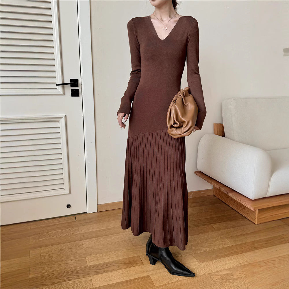 Maxi dress for women with V-neck and pleated skirt design Lune London