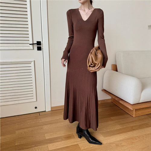 Maxi dress for women with V-neck and pleated skirt design Lune London