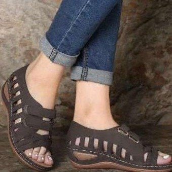 Women's comfortable clogs with adjustable straps and an anatomical chair Lune London
