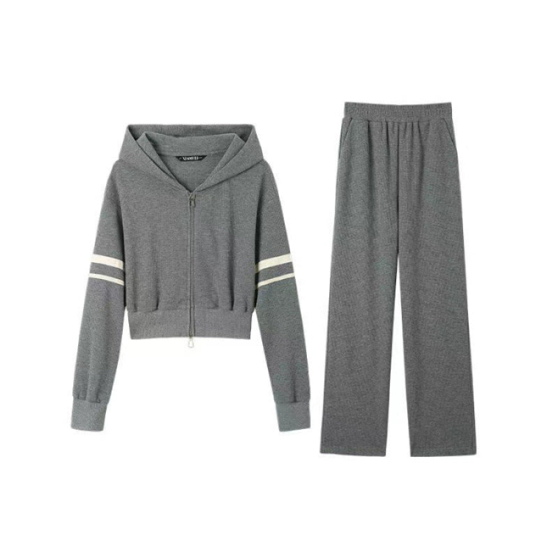 Women's sporty hoodie and jogging pants set with sporty zipper and wide cut Chic & Stil