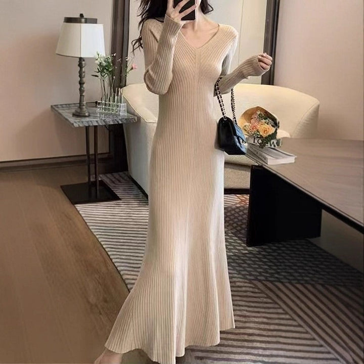 Maxi knit dress for women with V-neck and fine ribbed texture Lune London
