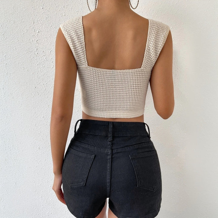 Short top for women with heart-shaped neckline and wide straps Chic & Stil