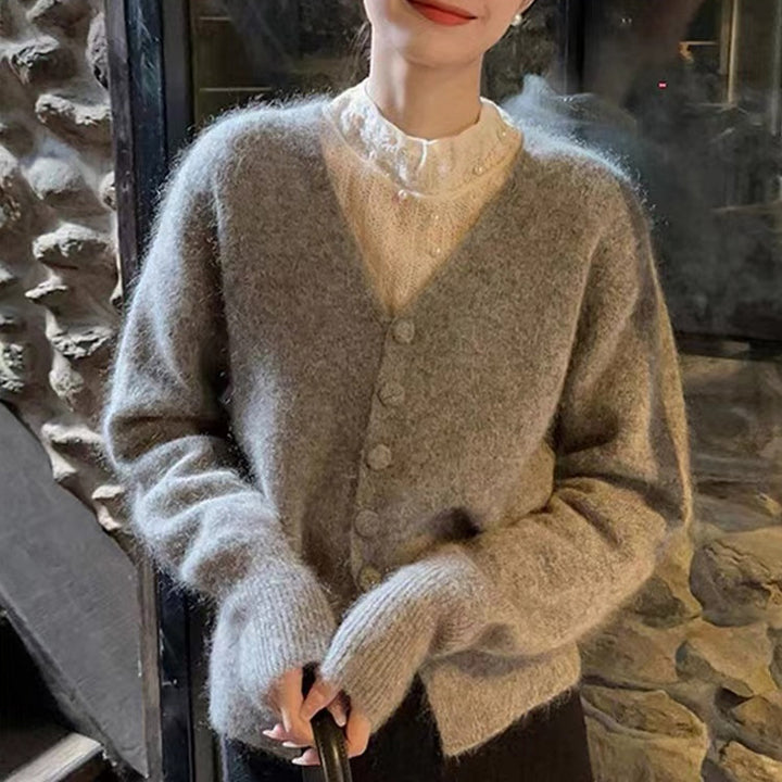 Cardigan en maille confortable pour femmes avec décolleté en V et détails de boutons Chic & Stil