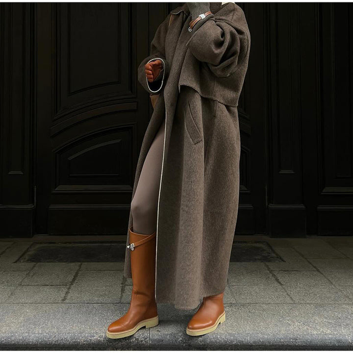 Elegant and comfortable wool coat for women with contrasting collar Lune London