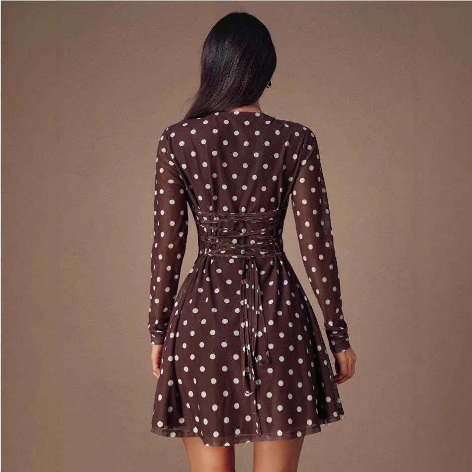 Robe mini pour femmes avec des manches transparentes et un design à pois Chic & Stil