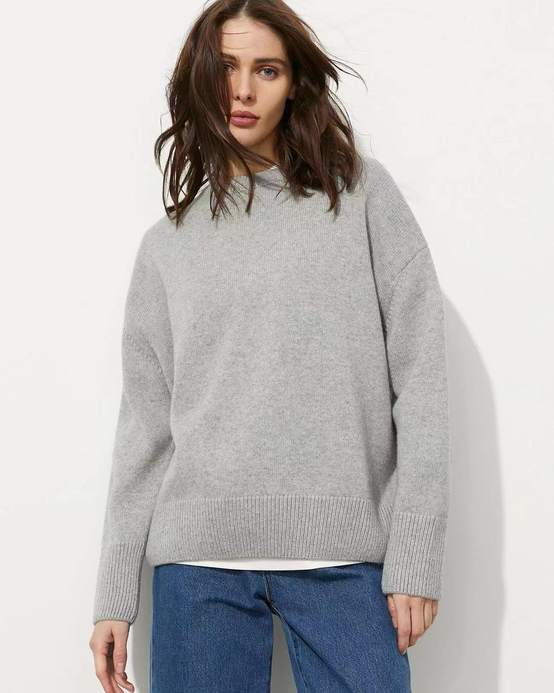 Cozy fine-knit sweater for women with a loose fit and a round neckline Lune London