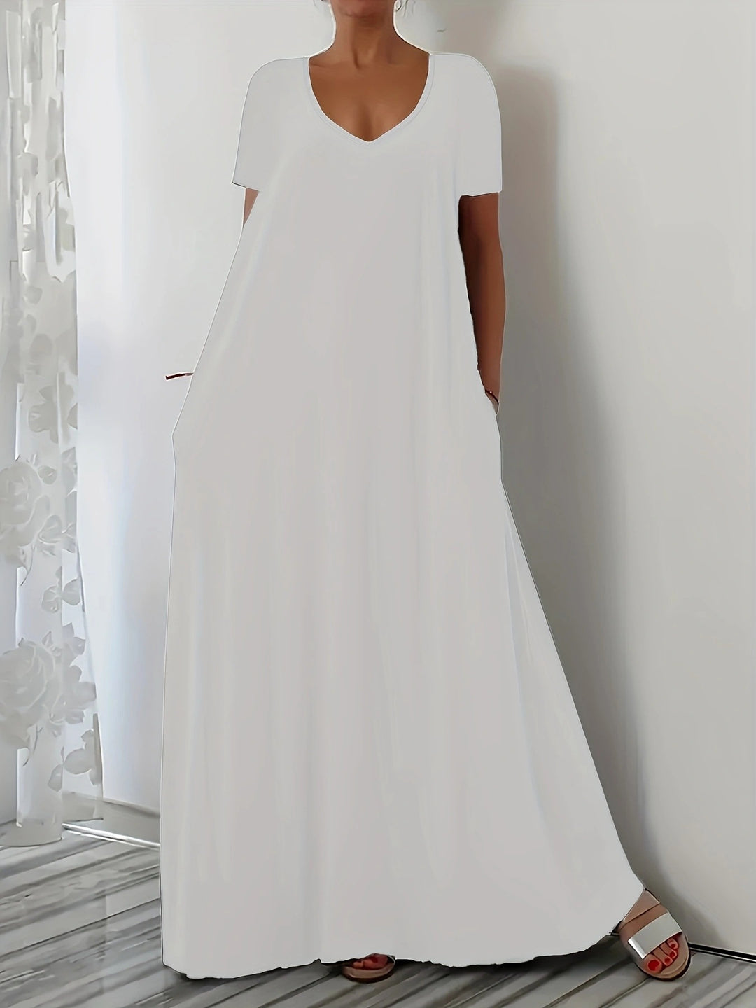 Maxi dress for women with U-neckline and practical pockets Lune London