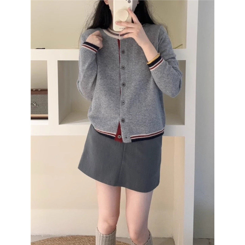 Cardigan pour femmes avec des poignets contrastés et des détails de bouton Chic & Stil