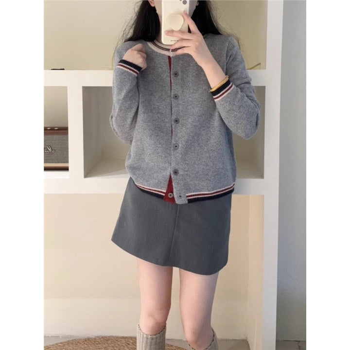 Cardigan pour femmes avec des poignets contrastés et des détails de bouton Chic & Stil