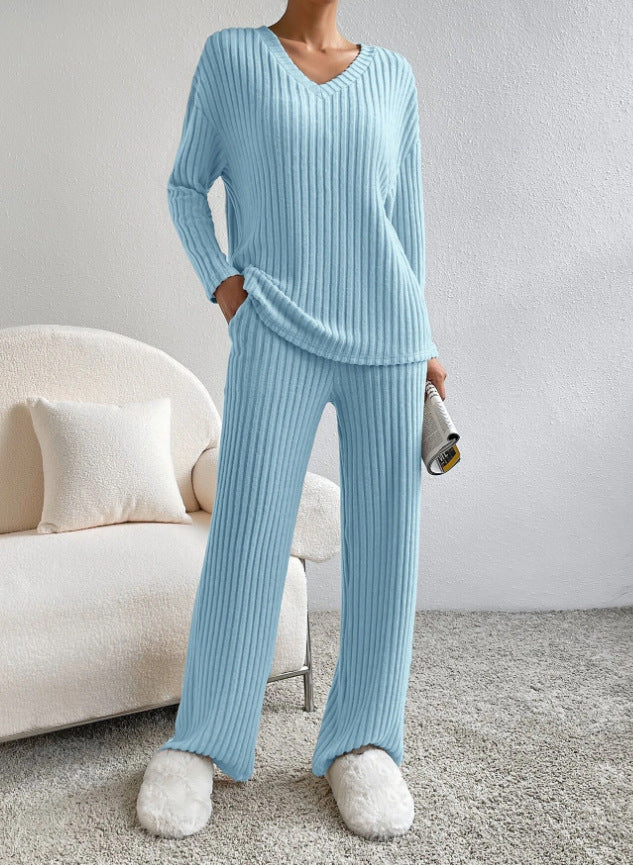 Women Comfortable Fine Knit Set with V-Neck and Long Sleeves Chic & Stil