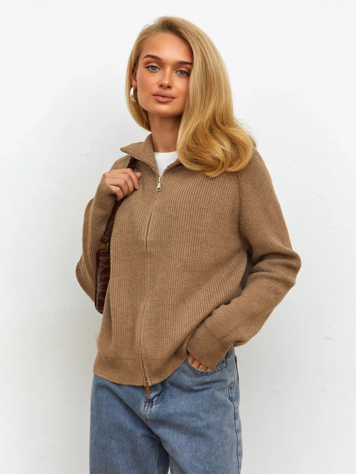 Veste tricotée pour femmes avec col haut Chic & Stil