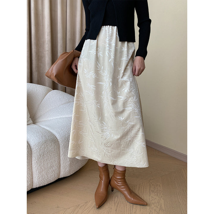 Women's Elegant Midi Skirt made of velvety material with floral design Chic & Stil