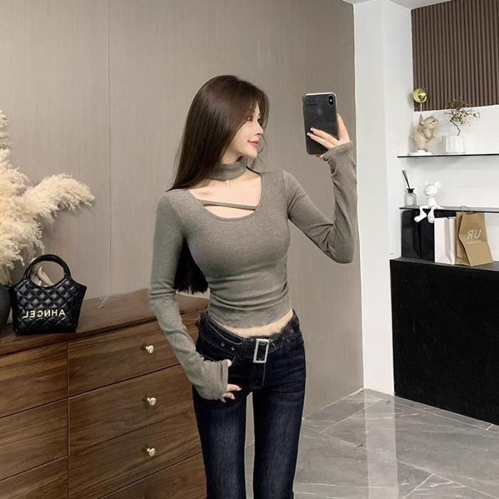 Women's long-sleeve top with stylish cut-out and high collar Chic & Stil