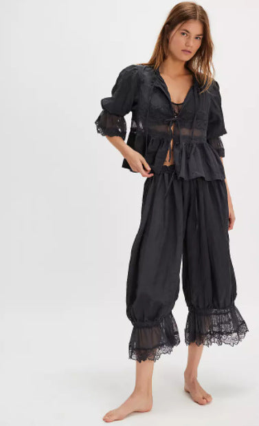 Ladies airy and elegant culotte with lace decoration Lune London