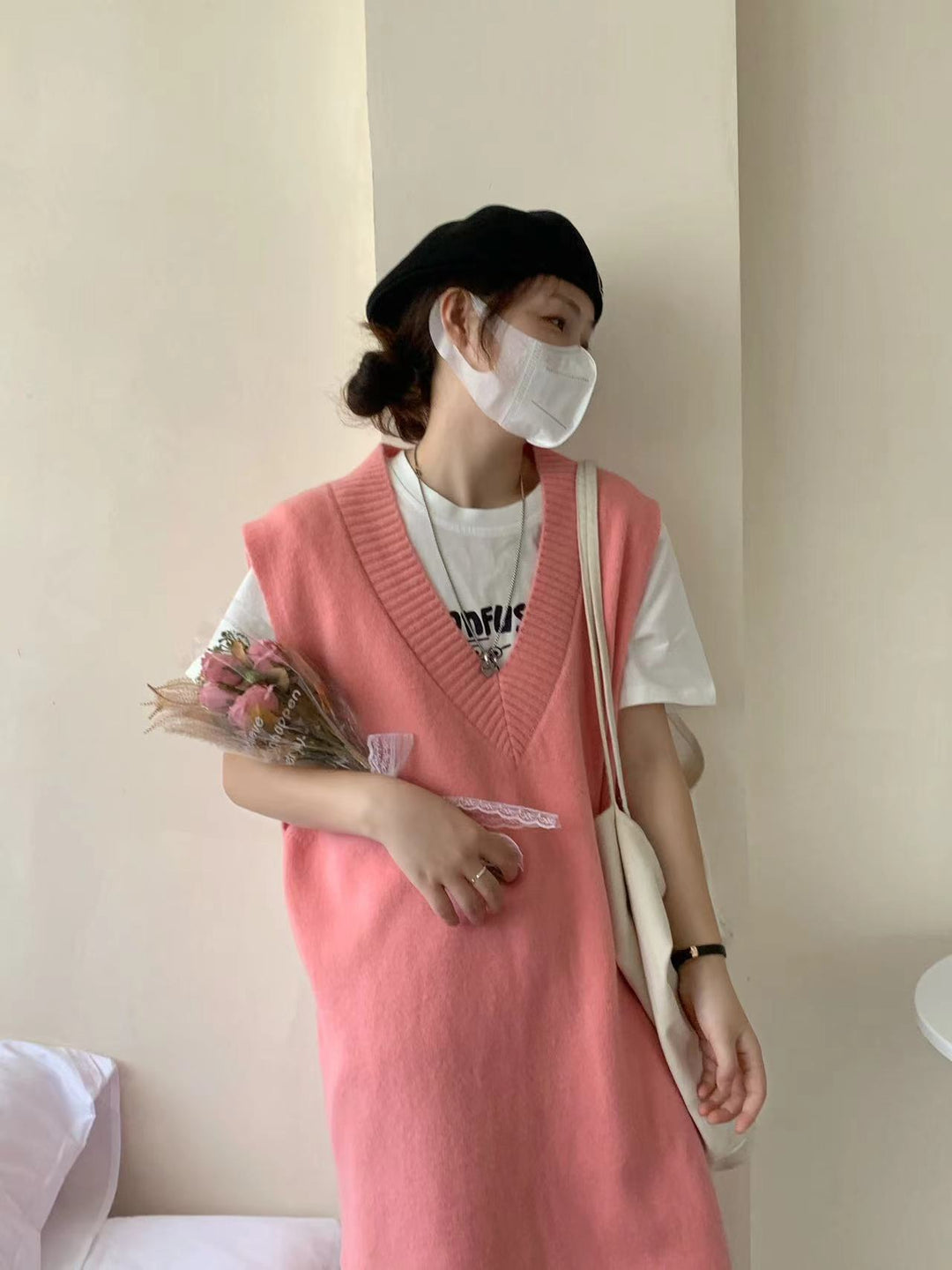 Robe tricotée pour femmes avec un élégant col en V et une fente latérale Chic & Stil