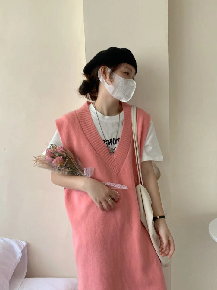 Robe tricotée pour femmes avec un élégant col en V et une fente latérale Chic & Stil