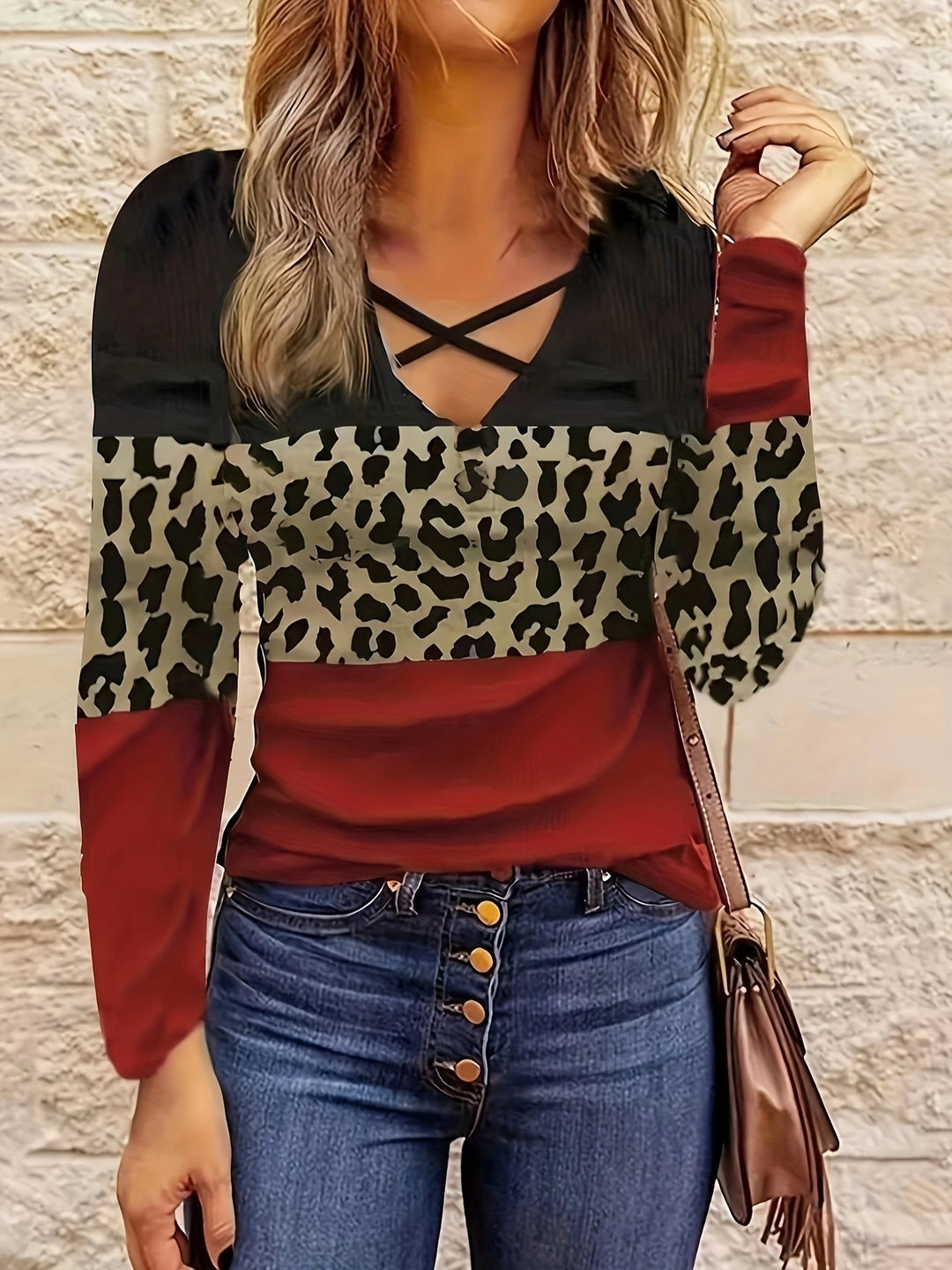 Casual long-sleeve shirt for women with a trendy leopard print and a refined V-neck Lune London