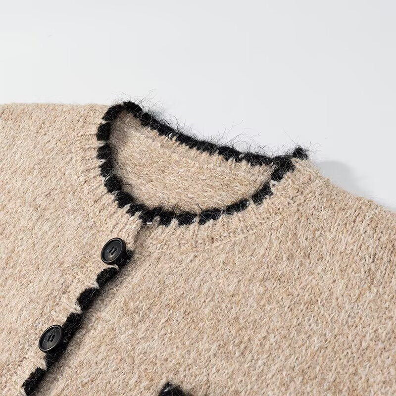Cardigan pour femmes avec poches plaquées et détails contrastés Chic & Stil