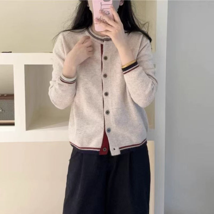 Cardigan pour femmes avec des poignets contrastés et des détails de bouton Chic & Stil