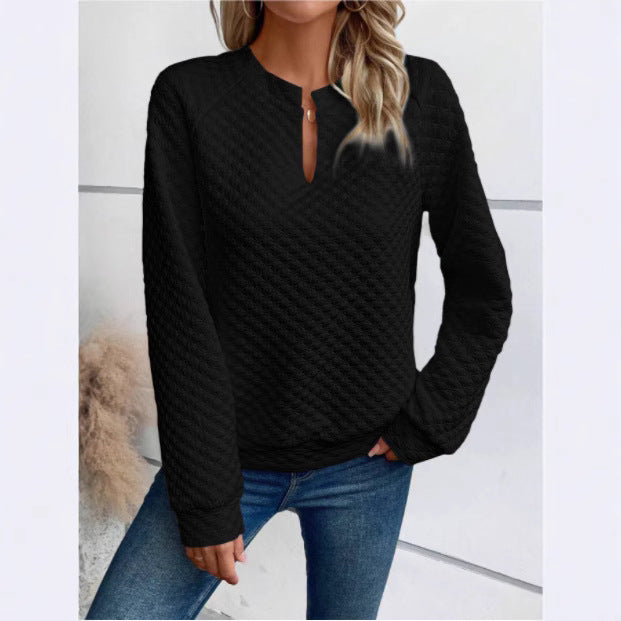 Sweat-shirt pour femmes avec design matelassé texturé et décolleté à la mode Chic & Stil