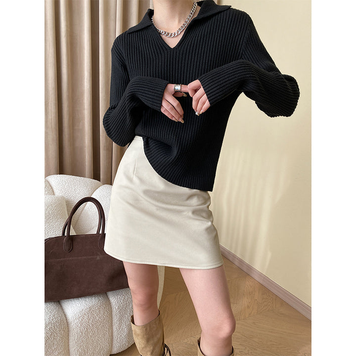 Women's knit sweater with modern V-neck and ribbed structure Chic & Stil