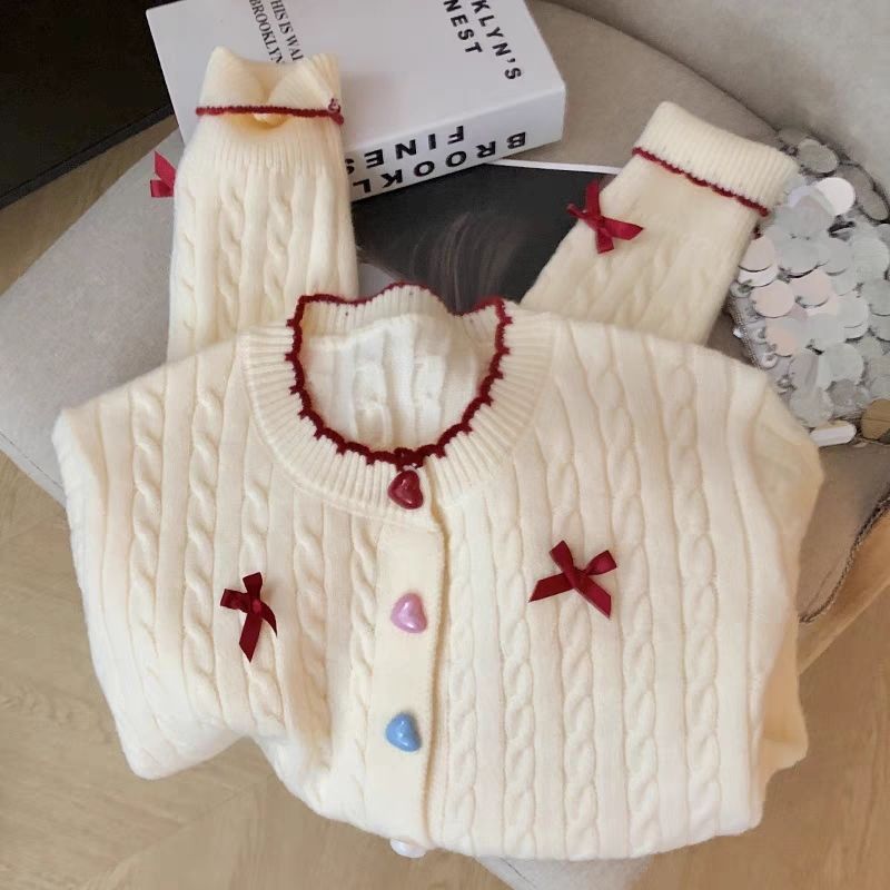 Cardigan pour femmes avec motif en câble et embellissements ludiques Chic & Stil