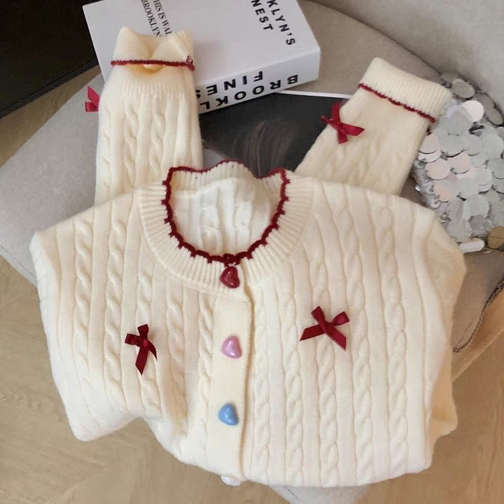 Cardigan pour femmes avec motif en câble et embellissements ludiques Chic & Stil