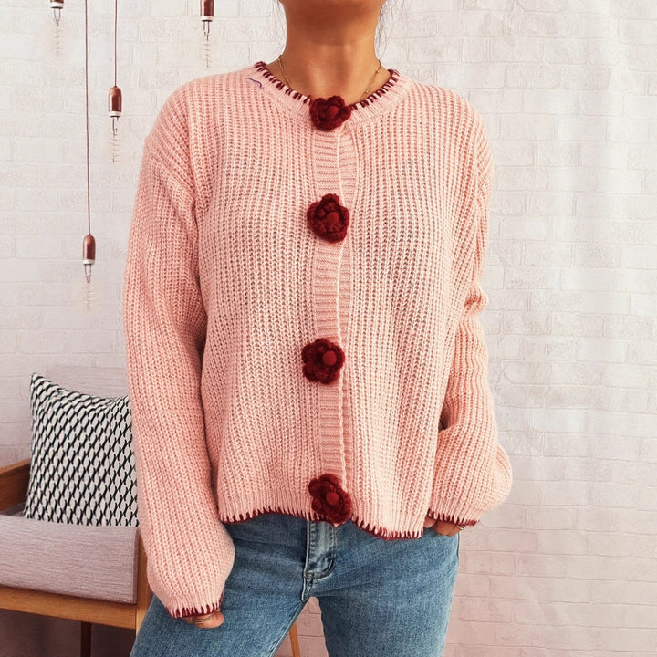 Cardigan pour femmes avec des détails de boutons floraux et un tissu texturé Chic & Stil