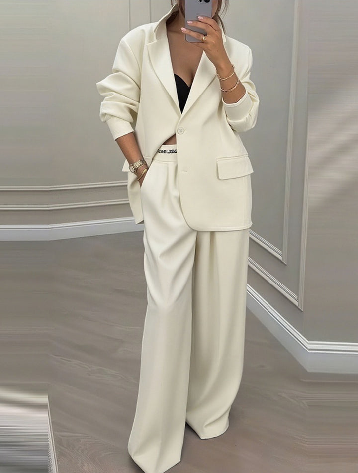 Ensemble blazer et pantalon élégant pour femmes avec coupe large et design moderne Chic & Stil