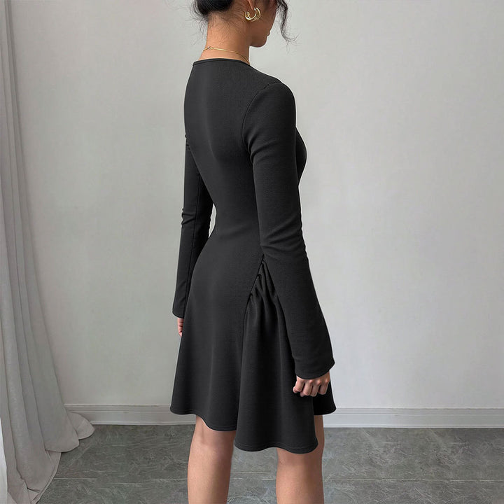 Robe féminine mi-longue avec des détails de volants raffinés et une coupe ajustée Chic & Stil