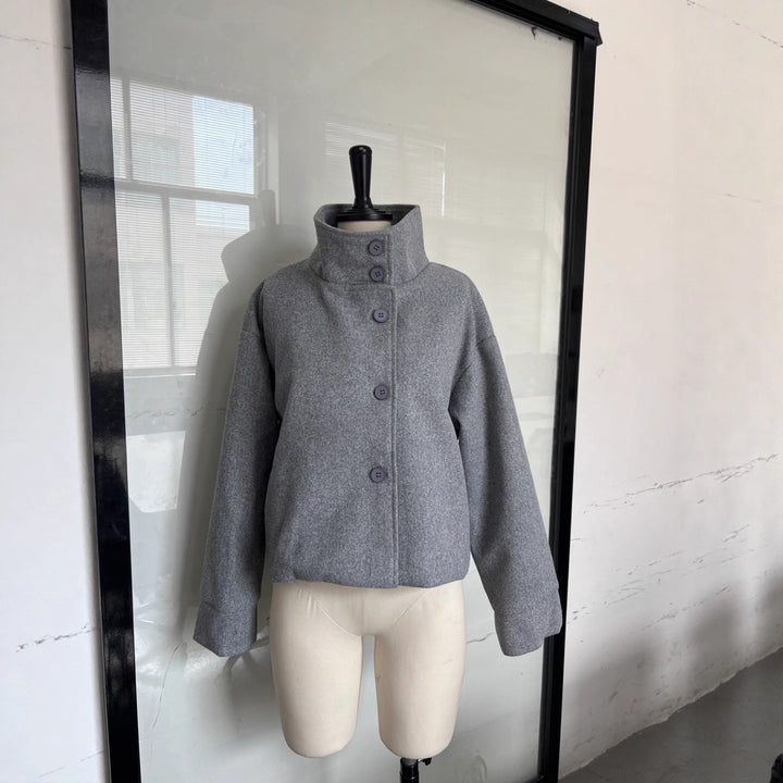 Veste oversize pour femmes avec col haut et détails en boutons Chic & Stil