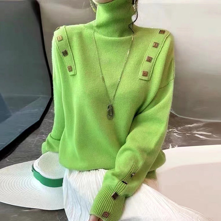 Pull à col roulé féminin tendance avec détails de boutons décoratifs Chic & Stil